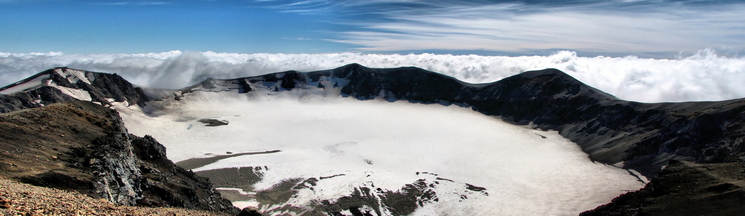 הר געש קפוא | נוף הר געש שלג הרים עננים צ'ילה טרק פויהוה פנורמה 
