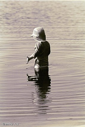 ילד באגם