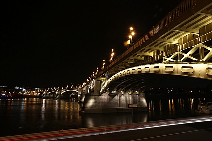 גשר בלילה