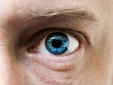 עין כחולה בריכוז