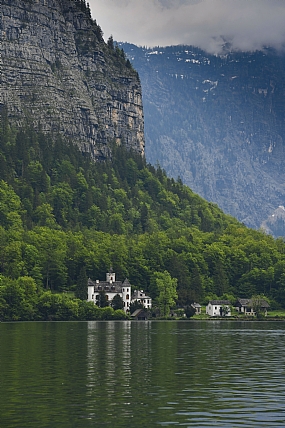 הטירה על שפת האגם