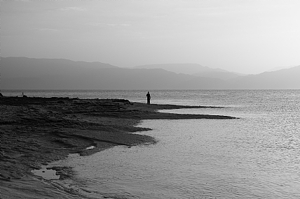 איש בודד בים המלח 