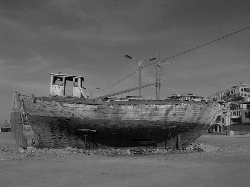 סירה על פני החוף
