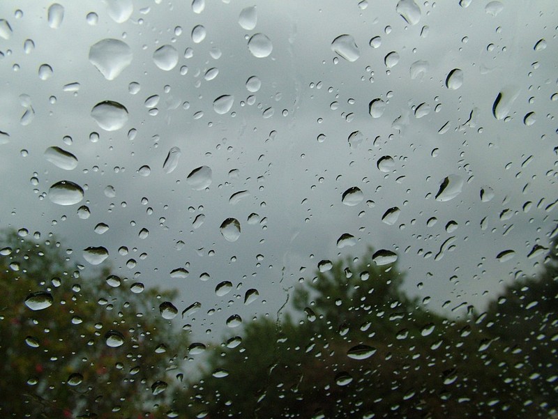 גשם על זגוגית הרכב