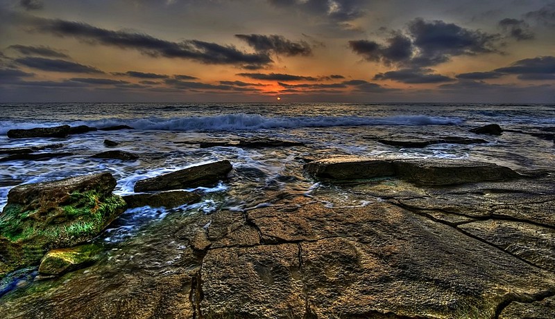 שלווה אמיתית | שקיעה סלעים ים עננים שמיים חוף