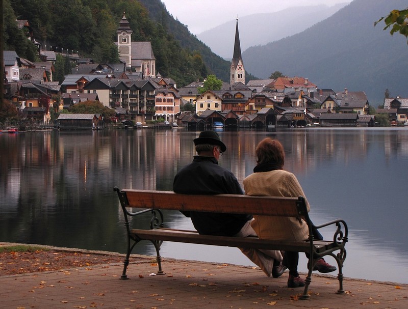 רגע של אירופה | אגם  אנשים  ספסל  נוף  אוסטריה