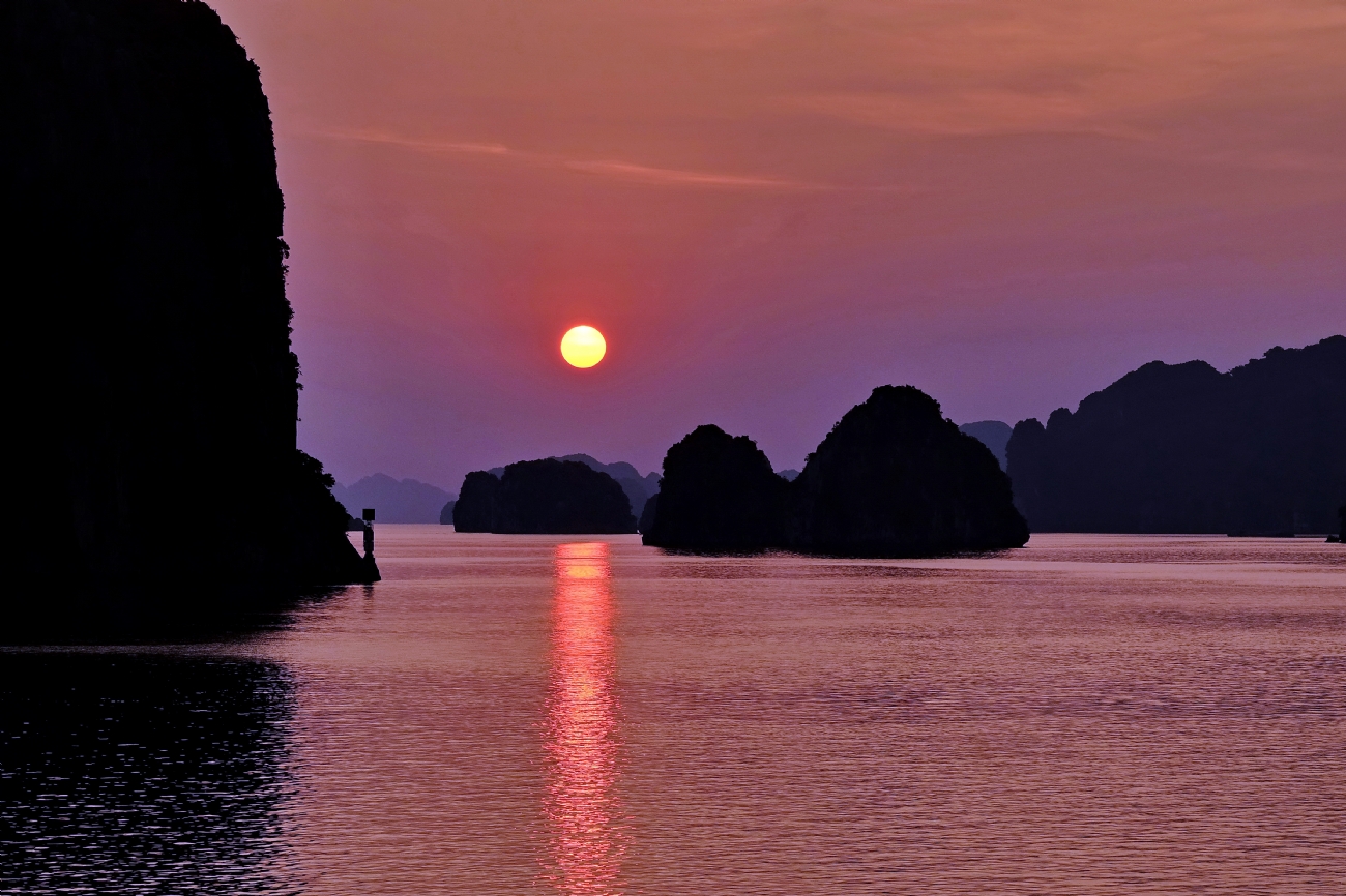 "שקיעה בין איים"