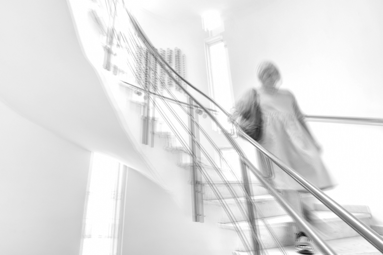 אישה יורדת במדרגות