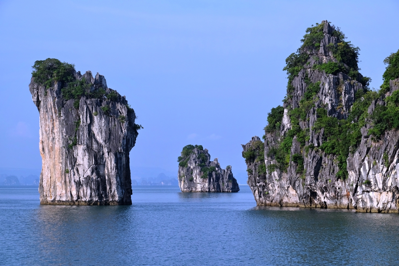 "סלעים במים"-ווייטנאם
