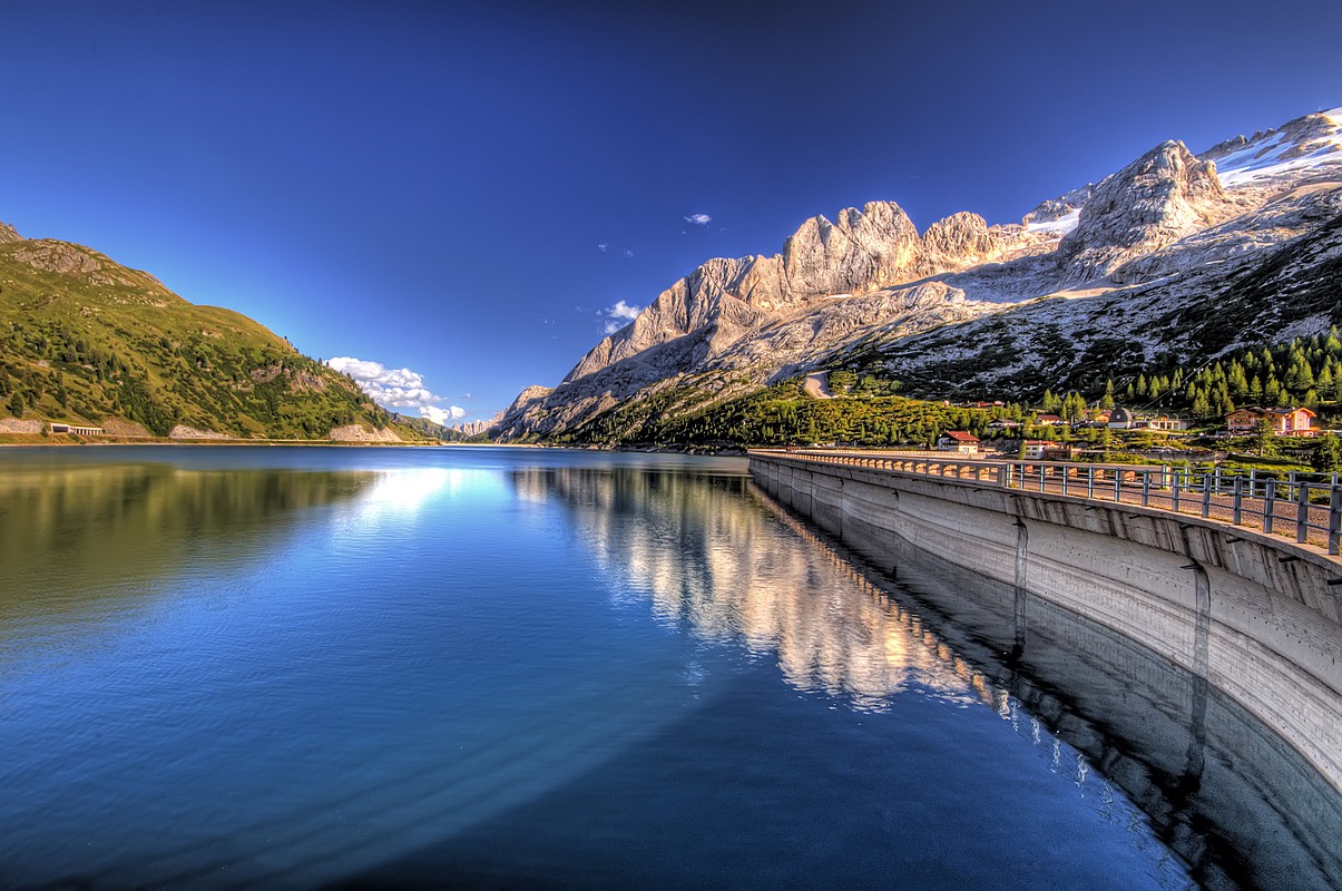 תמונה של נוף טבעי עם הרים