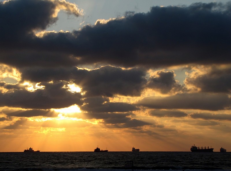 ממתינות בתור