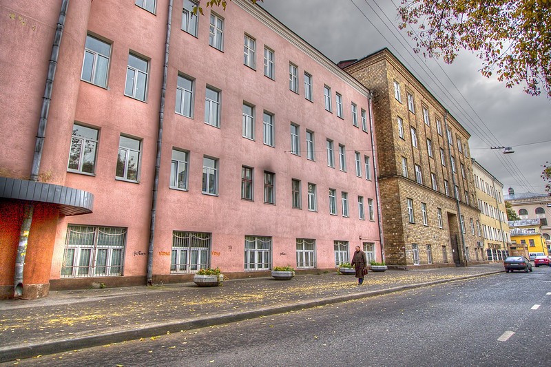 במעלה הרחוב