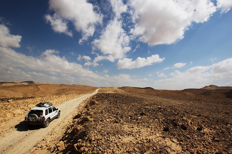 ג'יפ בדרך לאופק