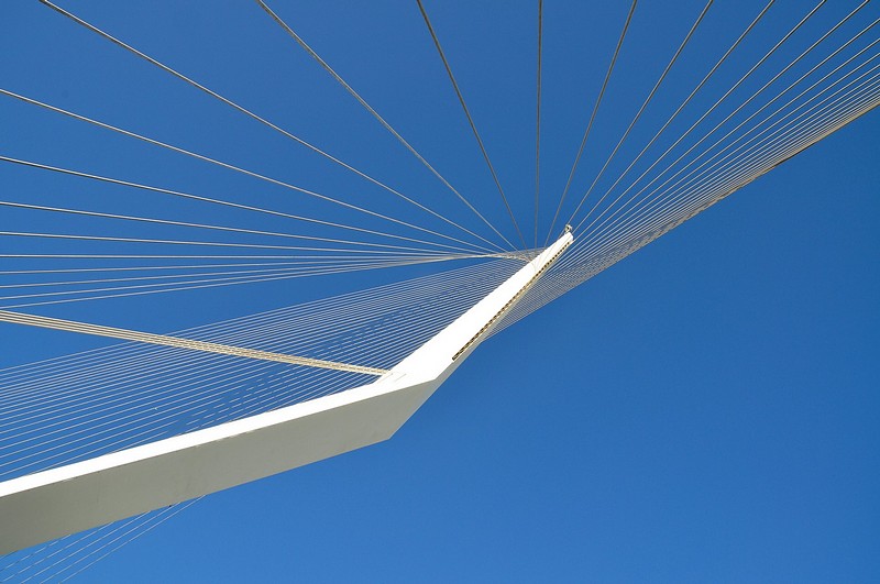 לפרוט על מיתרי הגשר 