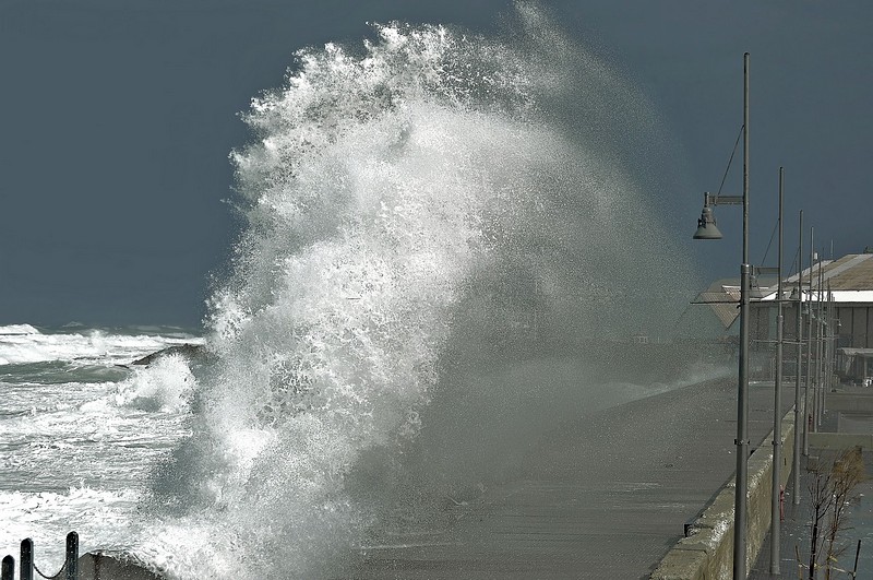 מזווית  אחרת