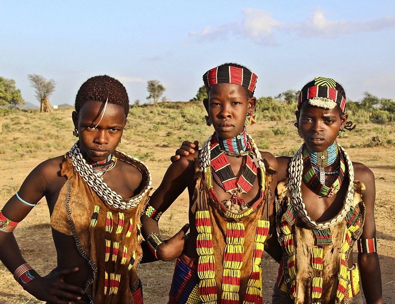 שלוש נערות משבט האמר 