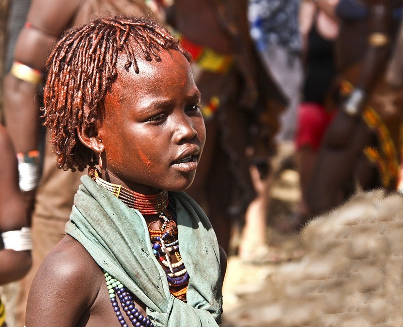 ילדה משבט האמר מתבוננת