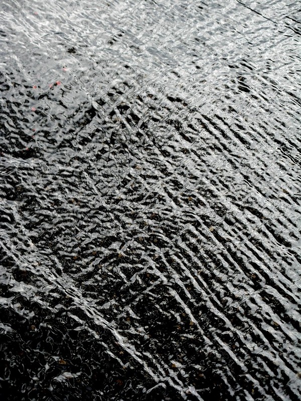 מים זורמים על כביש