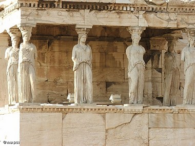 מסע העולם על ראשיהן