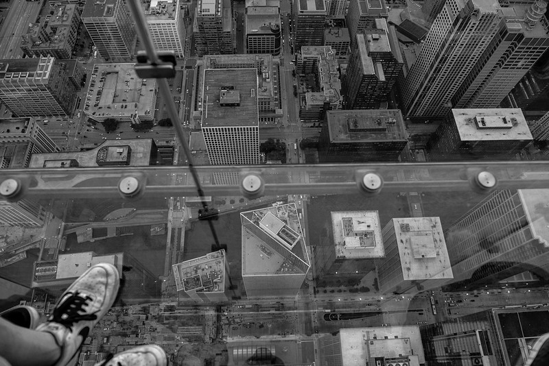 מבעד לזכוכית האפלה