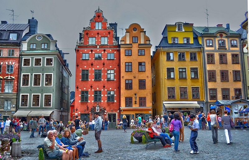 ככר העיר שוקקת