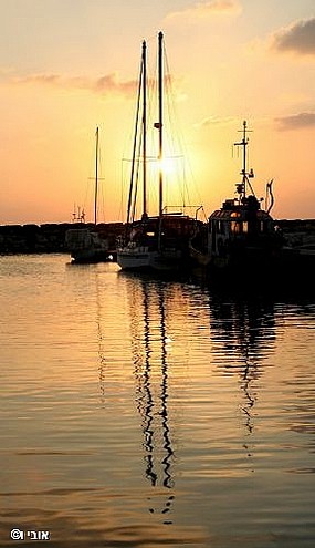 השתקפות של שקיעה.