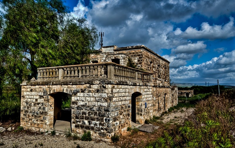 בלב הפרדסים תחנה ניצבת