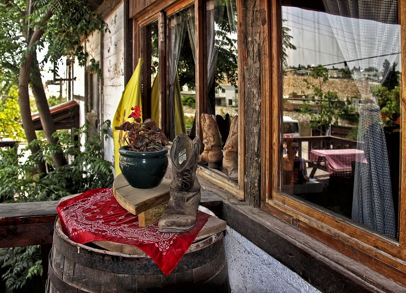 חלון, מגפיים, עציץ