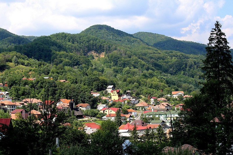 למרגלות ההר