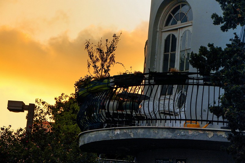 לכל בית יש מרפסת