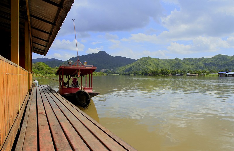 סירה על נהר