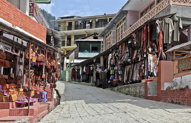 במעלה הרחוב במנאלי