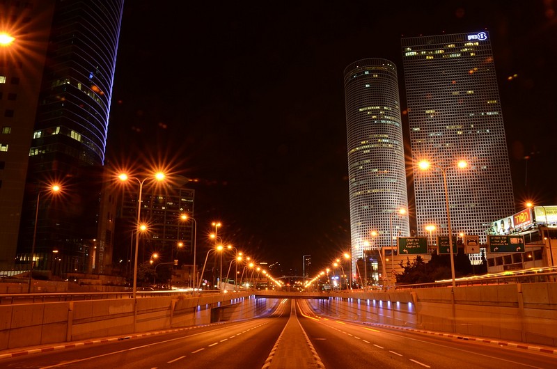 אלף שמשות זוהרות