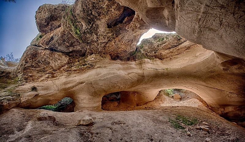 מערה בתל עזקה