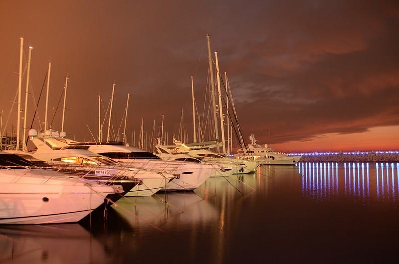 השמש ממאנת להעלם בימין