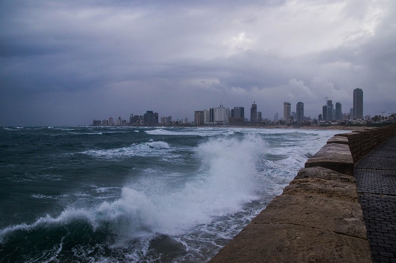 תל אביב ביום סוער