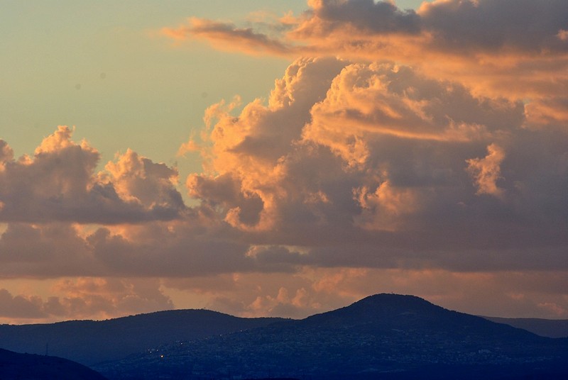 העננים באים