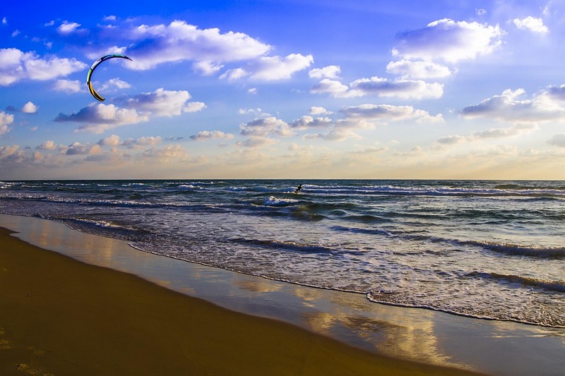 גולש בחוף פולג