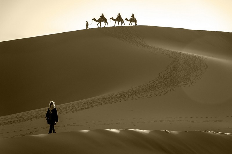 השיירה עוברת