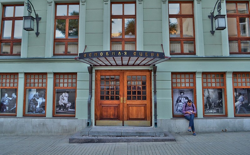 הנווד עם הנייד ביד.