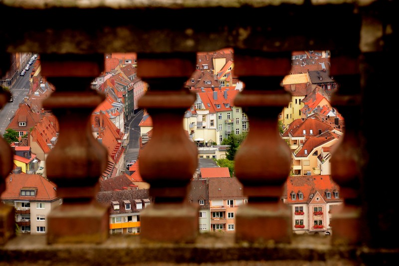 "מאחורי המעקה"