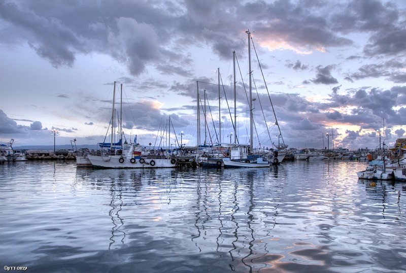 ים עננים בנמל