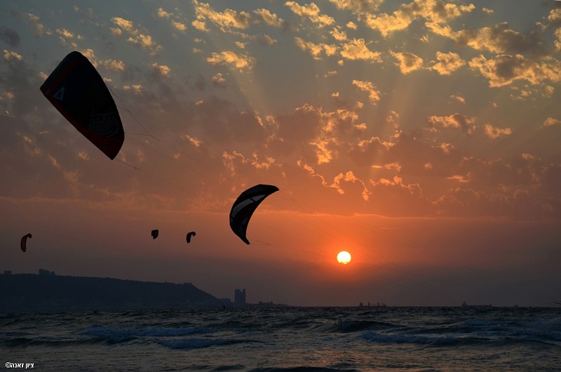 גולשים בשקיעה