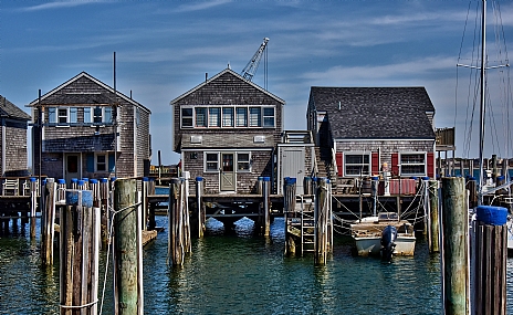 לגור על המים