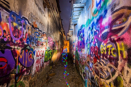 אורות בסמטה אפלה