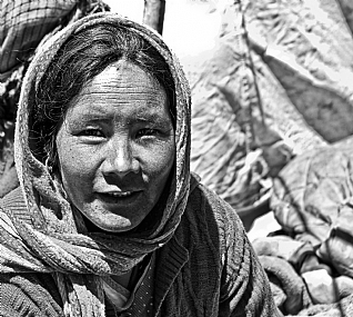 אישה לאדאקית ב-ש/ל -2