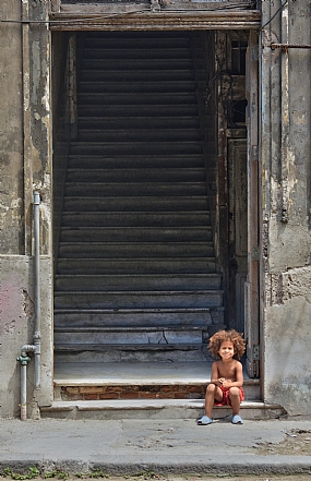 הילד שמעבר לרחוב | ילד  תלתלים  הוואנה  מדרגות 