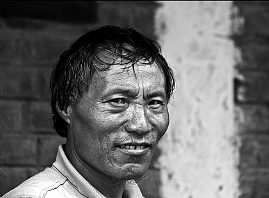 עובד בבי"ס ליתומי טיבט