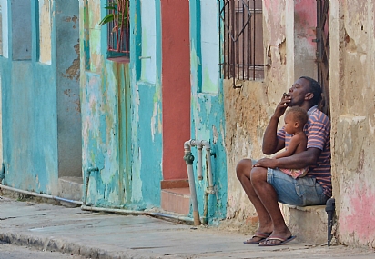 Your daddy's rich... | גבר  אב  תינוק  סיגר  עישון  בתים צבעוניים  הוואנה  קובה 