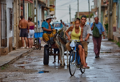 שטייטל ושמו טרינידד | אופניים  עגלה עם סוס  זוג  רחוב  אחרי הגשם 